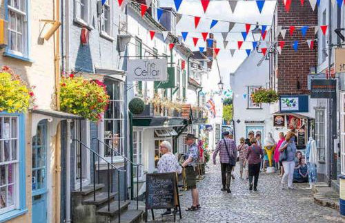 The Lymington Hub Slps 13 hot tub/chef/spa - Photo 25