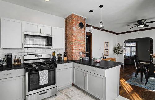 Modern & Cozy 2BR Retreat Near West Blvd - Foto 13