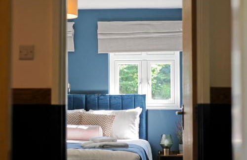 Adgestone Villa - A Luxurious Countryside Escape with Heated Pool, Near Sandown Beach, Dog Friendly in Rural Sandown - Perfect Getaway for Family & Friends - Photo 14