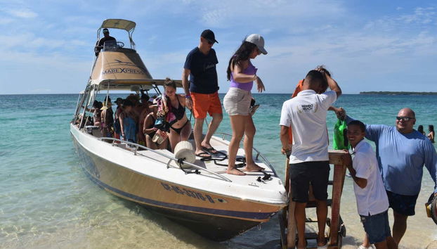 Descente du bateau à l'aide de marches en bois