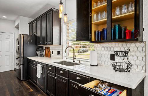 Upscale 4BR Cypress Home w Pool, Hot Tub, Theater, Sleeps 20 - Foto 16