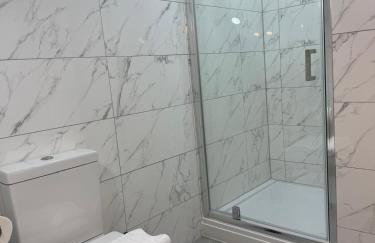 Spacious 4 Bed 4 Bath Stay with Free Parking - Foto 24