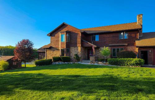 7,000 Sq Ft! Private Rapid City Estate with Pool - Foto 1