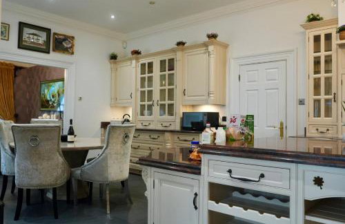 6BR House with Butler, Sauna & Hot Tub in Glasgow - Foto 58