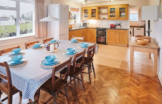 Host Stay Penrheol Farmhouse - Photo 2