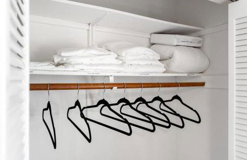 Stylish coastal retreat with Heated Saltwater pool - Foto 27