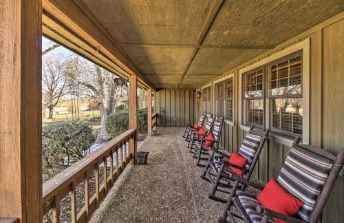 Renovated Riverfront Retreat with Deck and Grill! - Foto 4