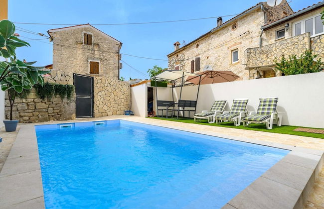 Villa in Porec With Private Pool and Beach - Foto 1