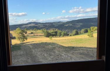 Gîte LE RABIOUZE - 4 épis, 15 pers, 22 couchages - Ancienne Bergerie rénovée, cachet d'origine conservé - Vue magnifique - Label Ecogîte - Foto 42