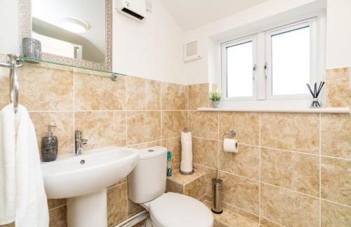 Town Center Apartment with 55” Smart TV+Netflix - Photo 16