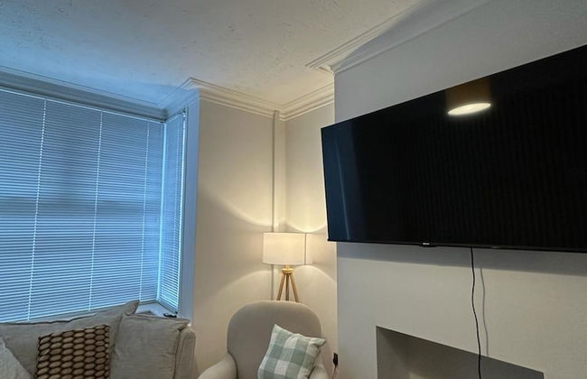 3 bed Chill Glouc With 3 Bedrooms and 1 Bathrooms - Photo 5