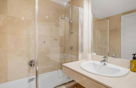 Beach-line apartment with 3 bedrooms in Estepona - Photo 9