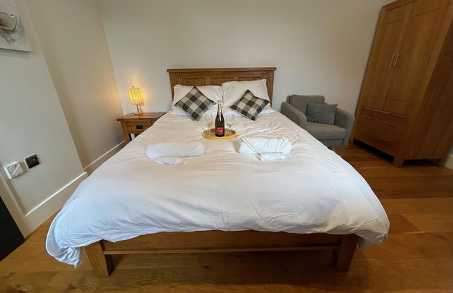 Romantic King Bed Countryside Couples Cabin - Photo 3