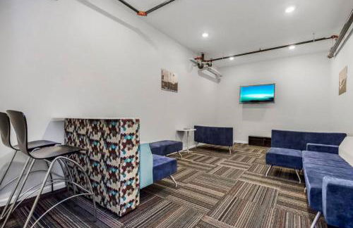 Chic 2BR-Parking, Rooftop,Near Arrowhd & TMobile - Foto 50