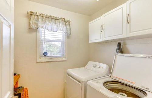 Ocean Views and Deck Family Home, Steps From Beach - Foto 10