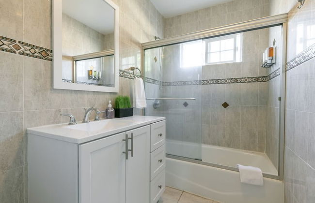 Charming Spacious Home - Modern Comforts, Prime Location - Photo 37