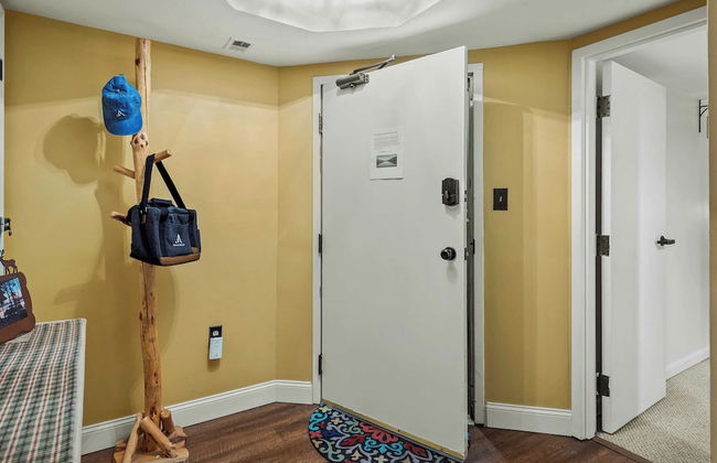 Boulder Lake-scape Lakefront Views + Firepit Central, Walkable Location - Foto 15