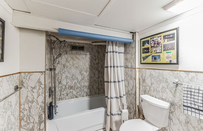 Unique Charmer: Outdoor Space & More Near Um 3 Bedroom Home by RedAwning - Foto 14