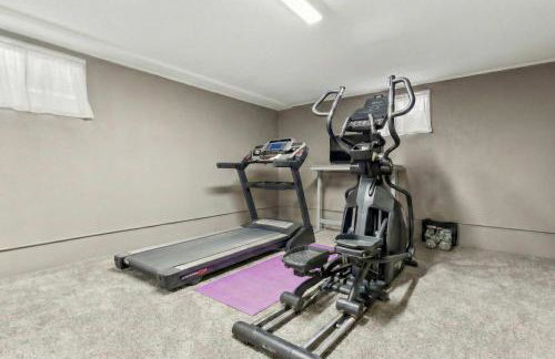 Cozy 3BR Home with BBQ Patio & Gym Near Downtown - Foto 4