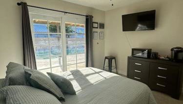 Chic 1 bedroom quiet and private side apt No shared area - Photo 2