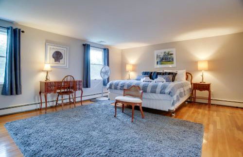 Deck and Grill, Walk to Beaches! Falmouth Retreat - Foto 26