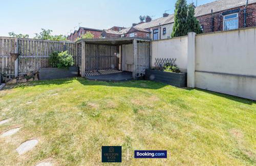 Luxury Retreat For 10 Short Lets & Serviced Accommodation Manchester with Hot Tub and Spacious Garden - Foto 48