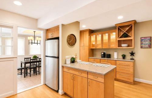 Beautiful 3BR 2BA Colonial House by CozySuites - Foto 27