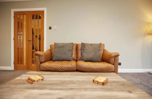 Is Y Coed Place By N And N Stays Ltd, Spacious 5 bed house in Wenvoe Cardiff, With Free Private Parking, Garden and WIFI - Photo 56