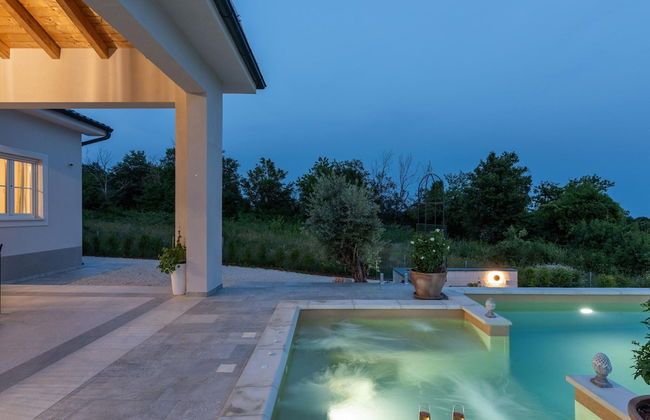 Modern Villa With Swimming Pool and Fenced Garden - Photo 23