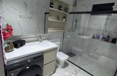 Casa completa acomoda até 10 hóspedes, 5 quartos, 4 camas casal e 2 solteiro - Foto 1