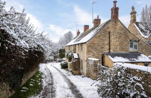 Charlotte's Cottage, a Charming Cotswolds Getaway - Photo 4