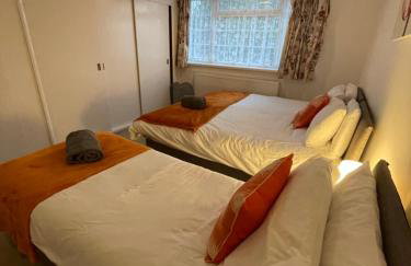 Wardown Place - Spacious 3 Bed House available for short term or long term Rental - Foto 14