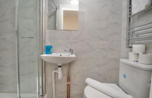 Hastings Manor - Free Netflix, Parking, WiFi & Private Garden - Foto 15