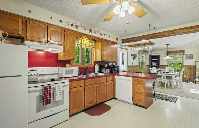 Shady Pines by Avantstay Enclosed Porch, Game Rooms, & Lake/beach Access! - Foto 9