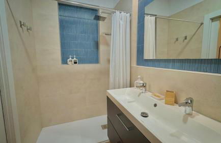 Stunning Home, AC, Beach, Backyard, 4 BR - Photo 15