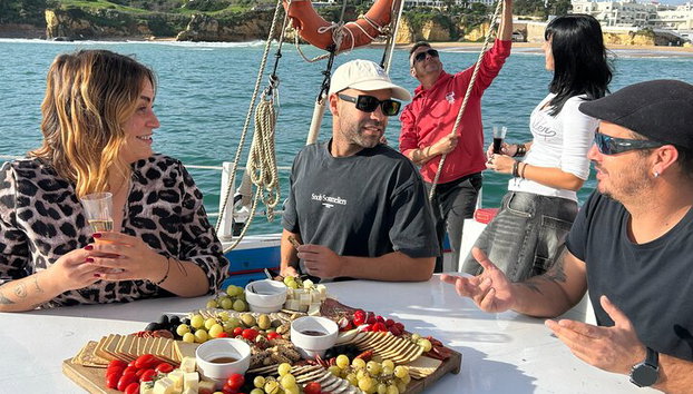 Voile, natation & tapas - Photo 3, dégustant des Tapas Portugais sur sanglier notre voilier