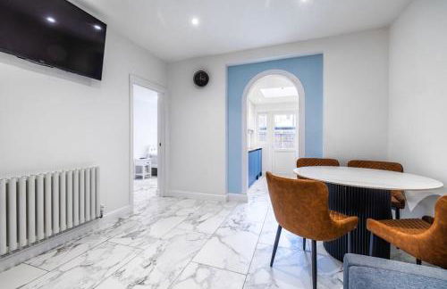 Luxurious 2 bedroom flat with parking and garden, 5 mins walk to train station and bus stop opposite property - Foto 35