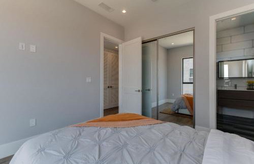 Luxury Modern 4 Bedroom 4 Bathroom Home with Rooftop Deck #4 - Foto 40