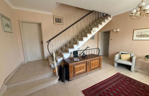 Lautertal Panorama-Suite - Kingsize-Bett & Badewanne & Dusche - Raucherbereich vor überdachten Terrasse - Rosengarten - Parkplätze 15m entfernt- Naturschutzgebiet vor Haustüre - sehr ruhige Gegend - Self-Checkin - 45qm2 - Foto 15