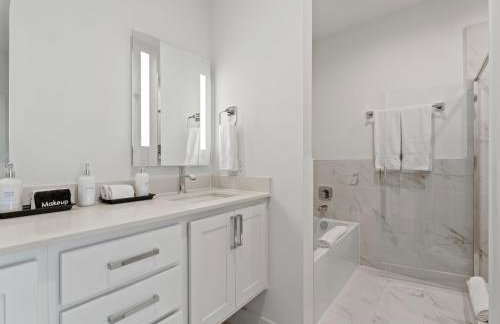 Modern Dallas Townhome with Private Rooftop, City View, Private Parking & Grill - Photo 11