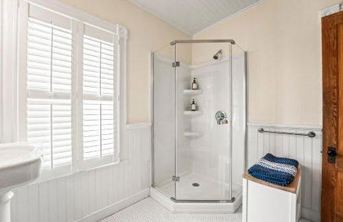 Historic Home and Cottage with Seaport View - Foto 28