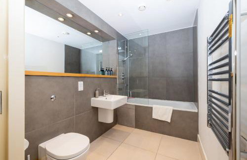 Cosy, modern high rise with views! 2 bedroom - Foto 12