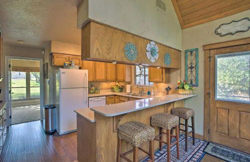 Lake Granbury Getaway! Family Home with Deck and Games - Foto 10