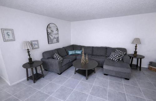 Cozy and Costal 10 Min to Beach Pool, Sauna, Pool table - Foto 3