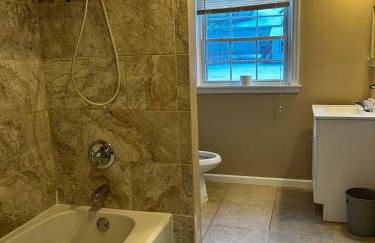 Spacious 4BR Retreat Yard, BBQ & Prime Location - Foto 21