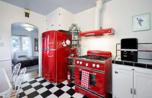 PRIVATE HOME Walk to Downtown CHERRY BLOSSOM COTTAGE Hot Tub SLEEPS UP TO 6 GUESTS - Foto 6