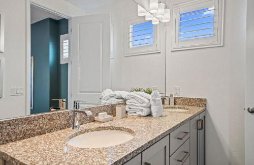 Epic Playhouse Getaway - Castle & Superhero Bunks Theater Private Pool No Rear Neighbors - Foto 25