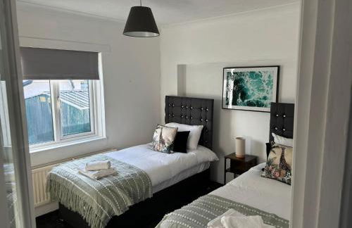 Brighton Bungalow Spacious 3BR, contractor friendly, close to University & near AMEX Stadium, parking,free WIFI,Garden & BBQ, Mobility challenged friendly - Foto 3