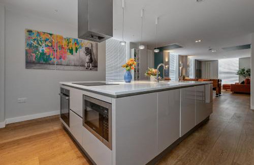 MK CITY CENTRE, THE DIAMOND SUITE, FREE Parking Space, PREMIUM SPACIOUS Apartment with FOOSBALL TABLE - Foto 18