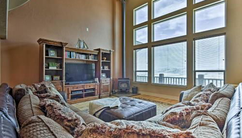 Cabin with Beach Access, Sport Court, Hot Tub and View - Photo 3